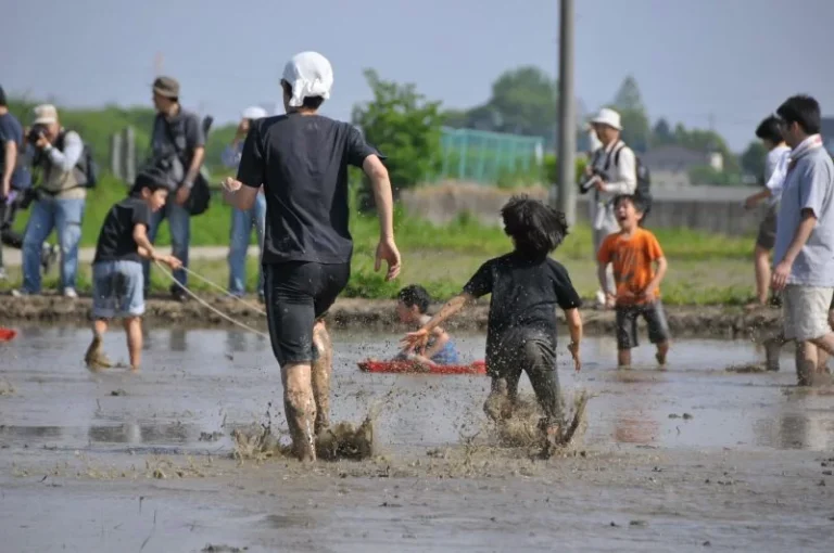 【大垣市】創まちが親子で参加できる「泥んこ遊び」を開催【夏休み】