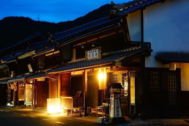 【美濃市】幻想的な夜の絶景「第32回美濃和紙あかりアート展」開催中（〜11月30日まで）